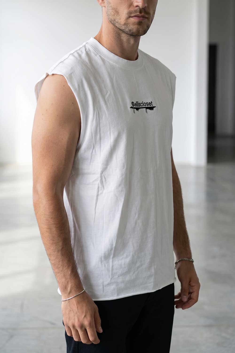 Ανδρικό Λευκό Αμάνικο T-shirt με Premium Κέντημα ellizcloset – Relaxed Fit