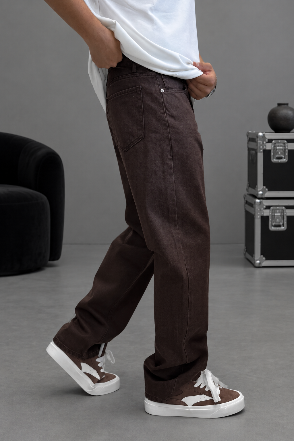 Men's baggy jeans in brown