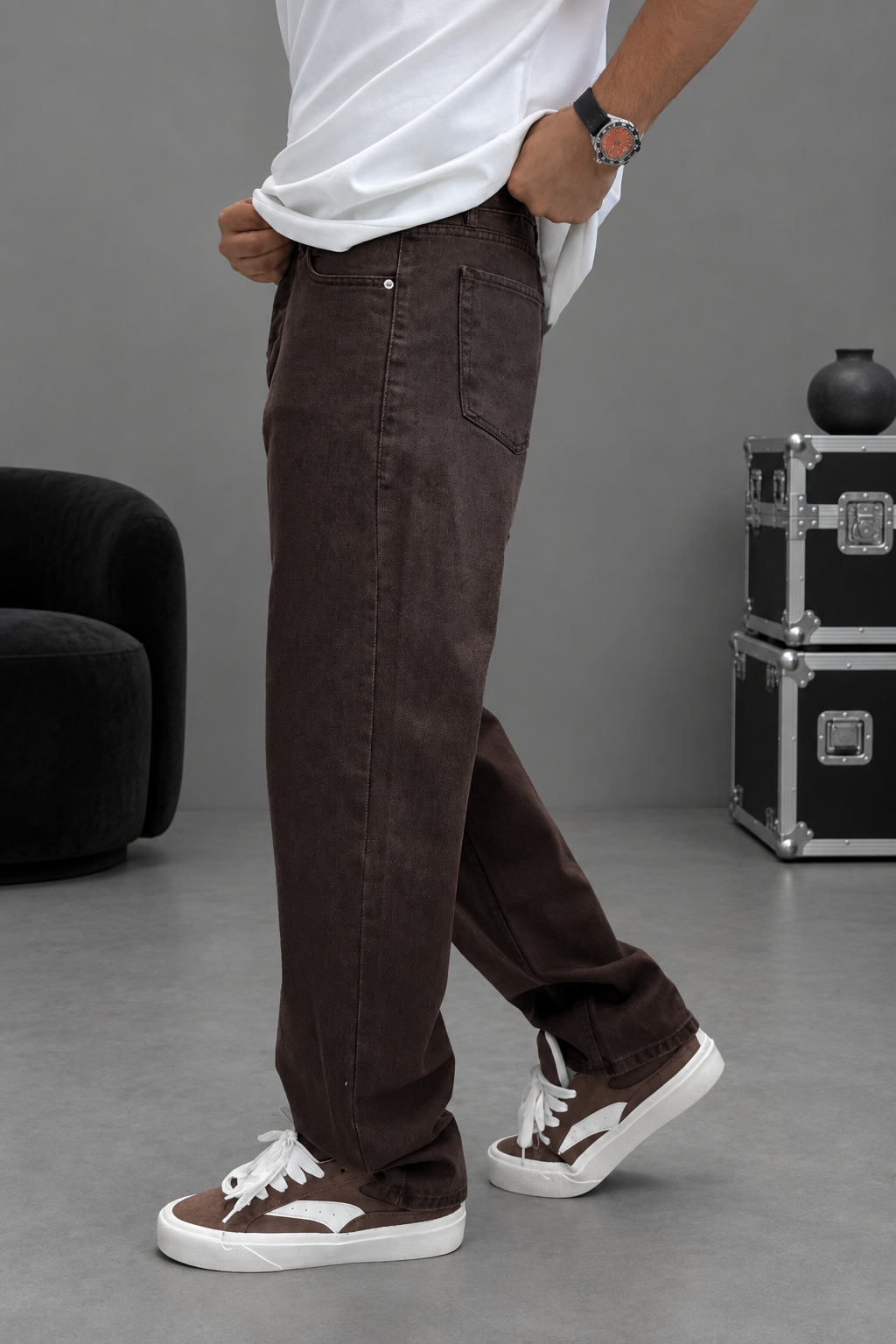Men's baggy jeans in brown