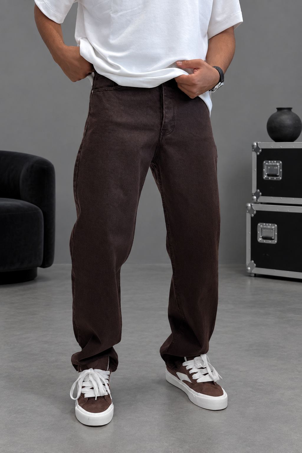 Men's baggy jeans in brown
