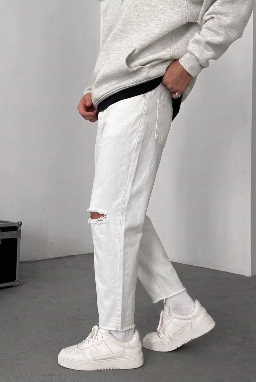 Loose Fit Jeans with Ripped Knees – White