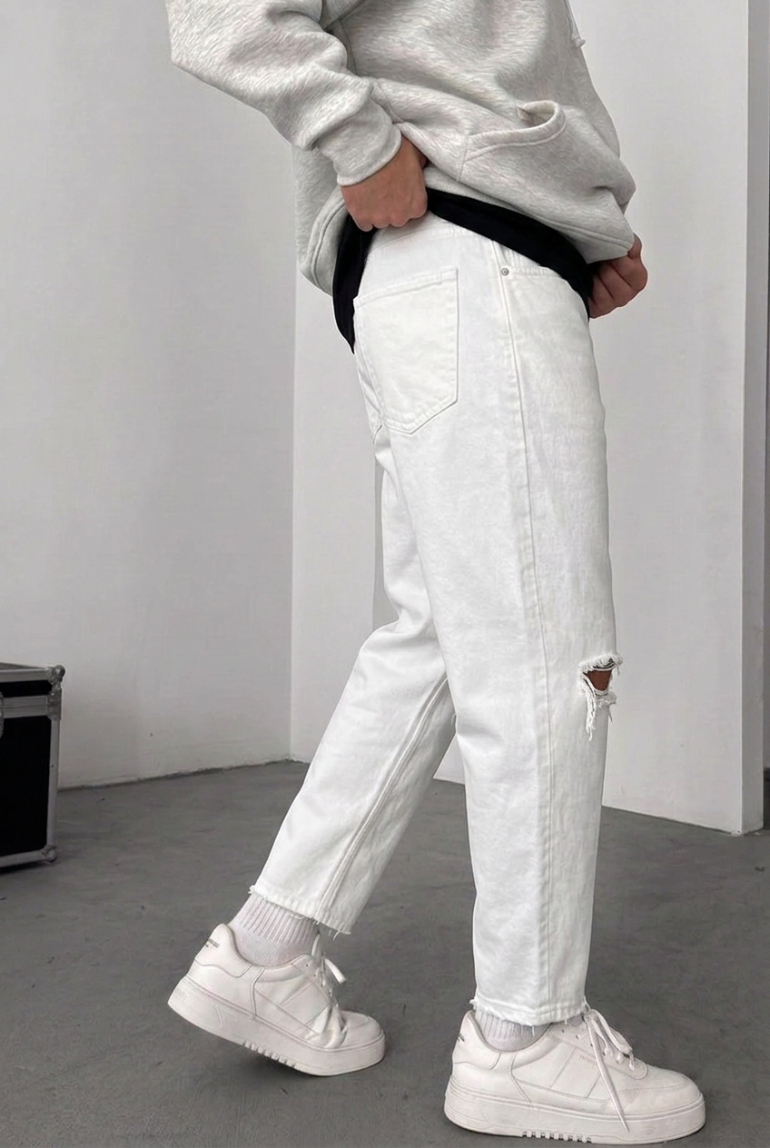 Loose Fit Jeans with Ripped Knees – White