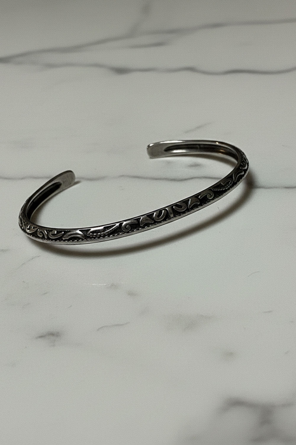 Ατσάλινο Βραχιόλι Cuff με Vintage Σκαλιστά Μοτίβα – Unisex