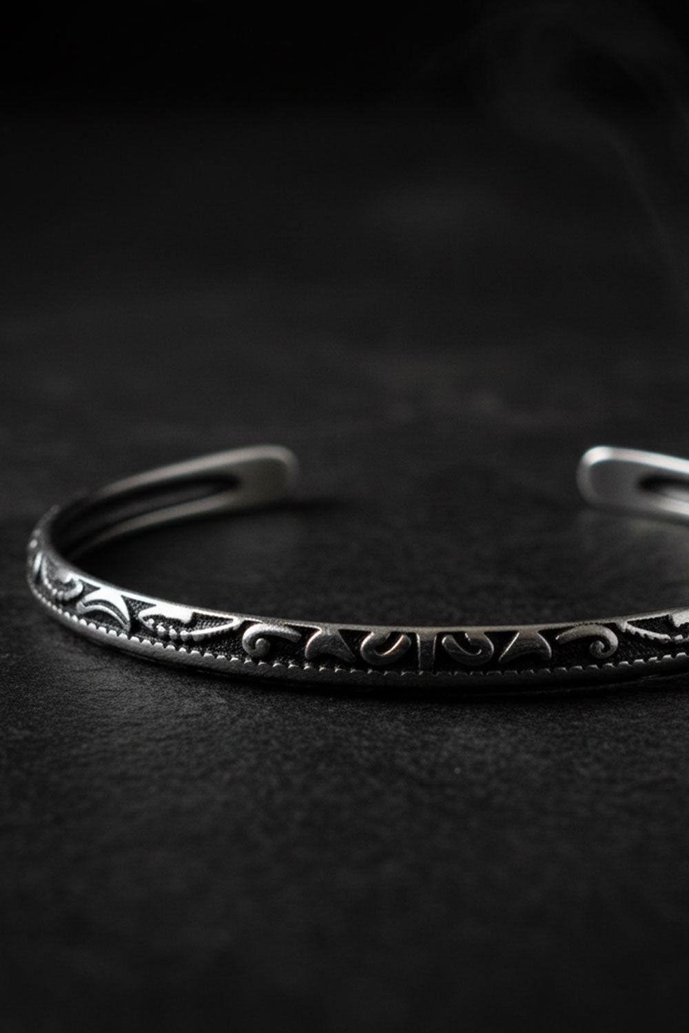 Ατσάλινο Βραχιόλι Cuff με Vintage Σκαλιστά Μοτίβα – Unisex