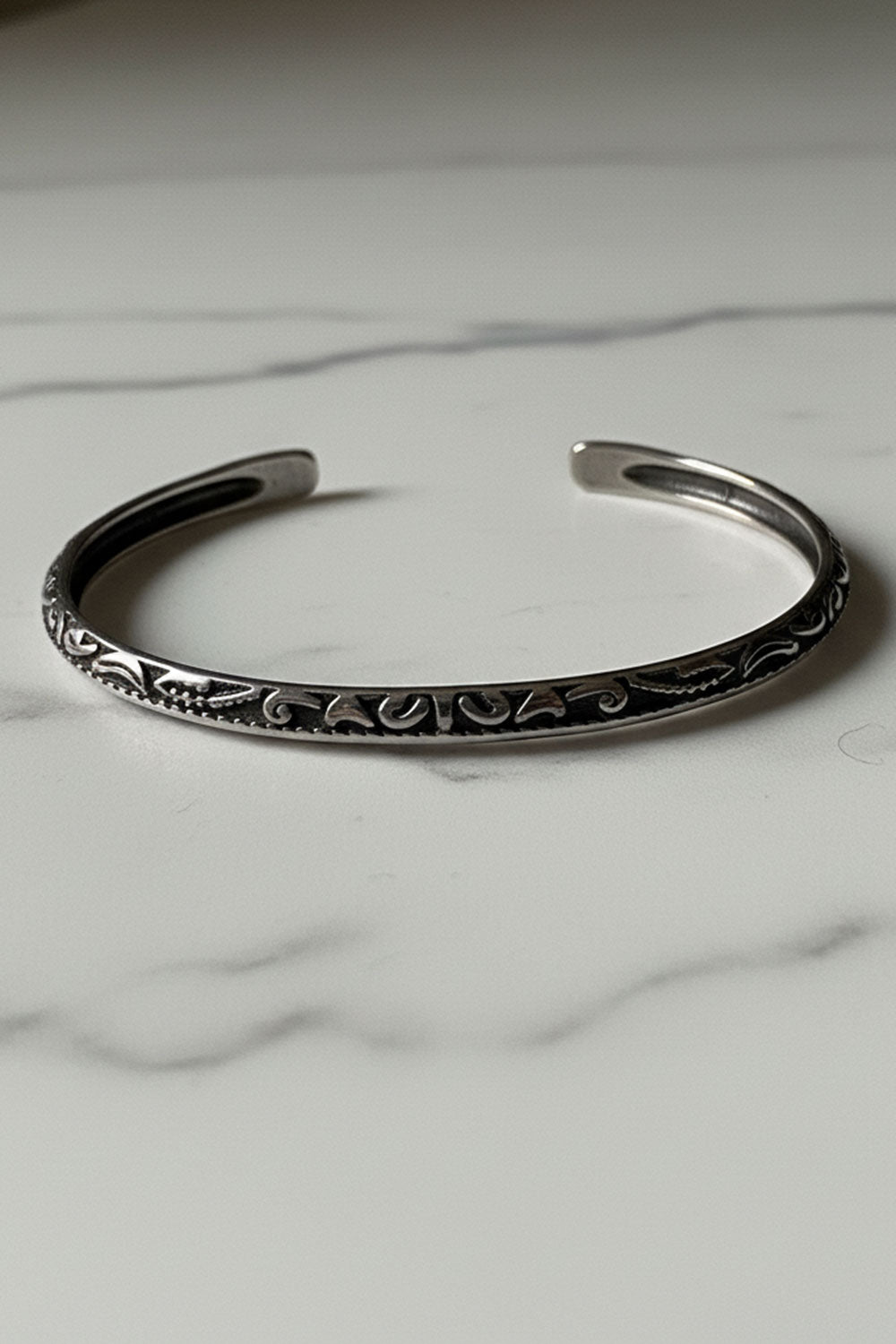 Ατσάλινο Βραχιόλι Cuff με Vintage Σκαλιστά Μοτίβα – Unisex