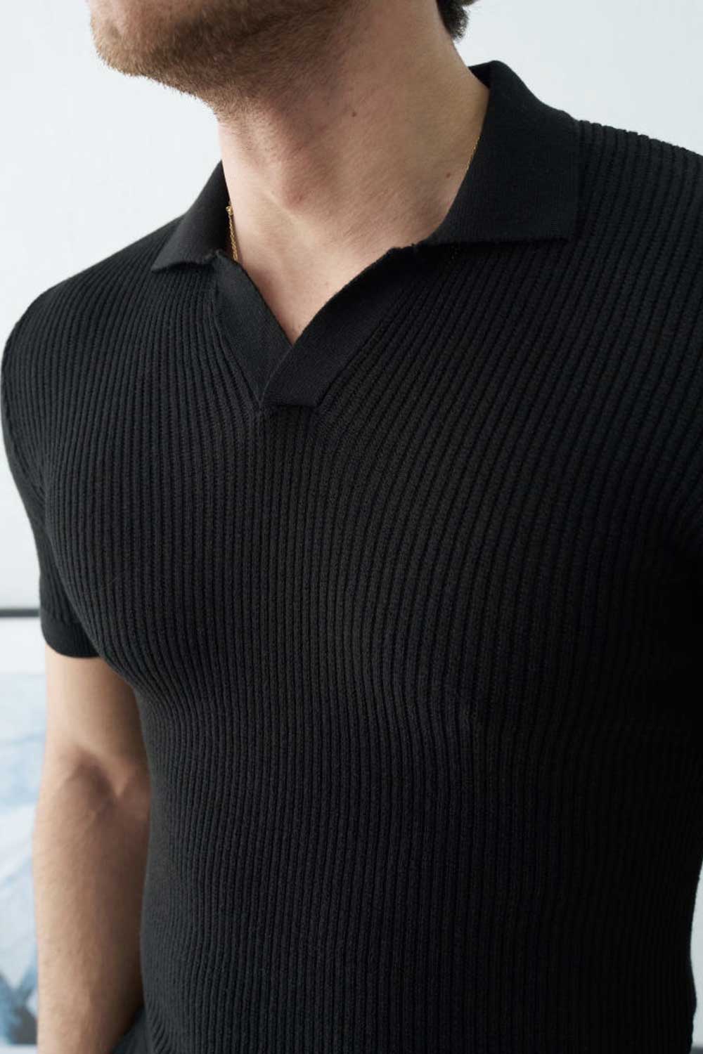 Πλεκτό Μπλουζάκι Polo Ribbed με Ανοιχτό Γιακά – Μαύρο