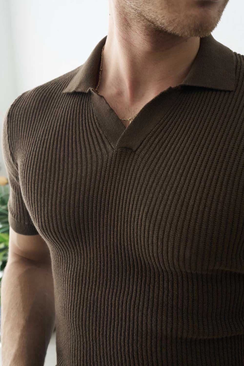Πλεκτό Μπλουζάκι Polo Ribbed με Ανοιχτό Γιακά – Καφέ