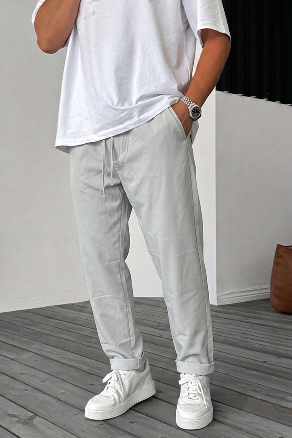 Parachute παντελόνι σε απόχρωση Ice Grey, με μοντέρνα Loose Fit γραμμή που προσφέρει άνετη και χαλαρή εφαρμογή.