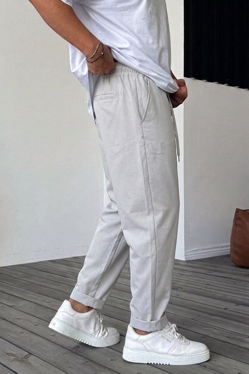 Parachute παντελόνι σε απόχρωση Ice Grey, με μοντέρνα Loose Fit γραμμή που προσφέρει άνετη και χαλαρή εφαρμογή.