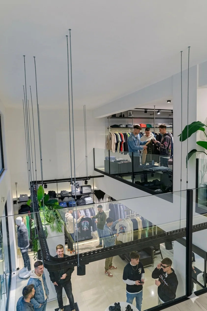 Εσωτερικό του καταστήματος ELLIZ CLOSET με πατάρι, Ξάνθη