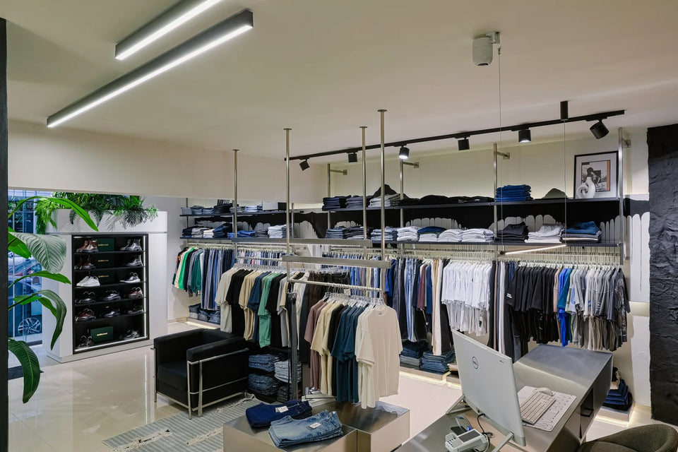 Ρούχα και παπούτσια στα ράφια του ELLIZ CLOSET