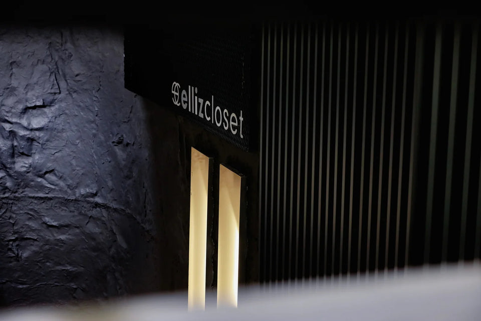 Το λογότυπο ELLIZ CLOSET στον μαύρο τοίχο του καταστήματος