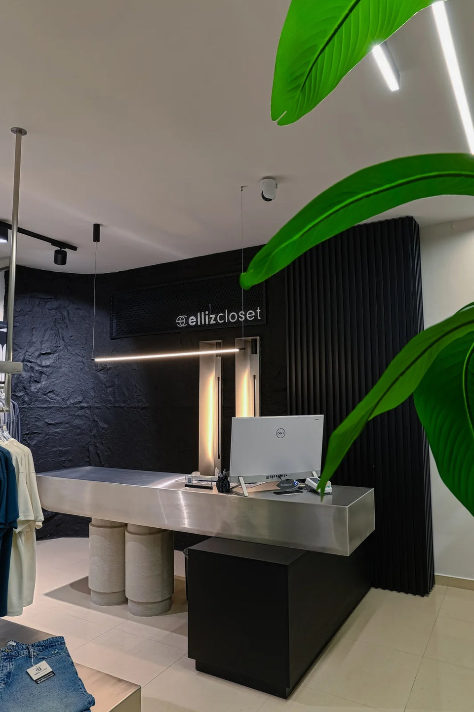 Το ταμείο με φυτό στο κατάστημα ELLIZ CLOSET