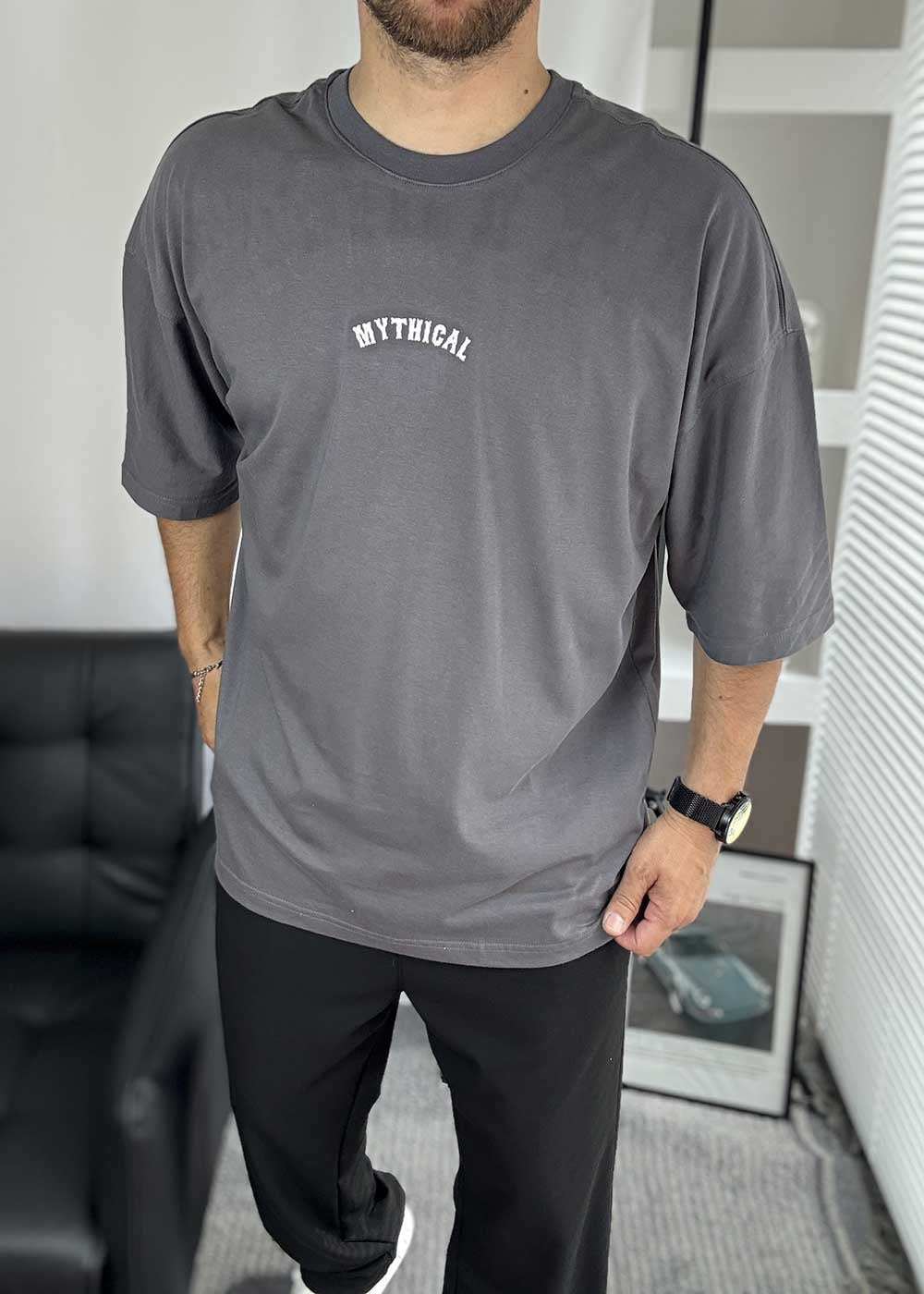 Mythical Oversized T-Shirt με Τύπωμα και Κεντημένο Λογότυπο – Ανθρακί – 5
