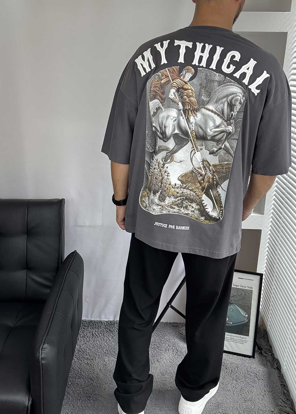 Mythical Oversized T-Shirt με Τύπωμα και Κεντημένο Λογότυπο – Ανθρακί – 7