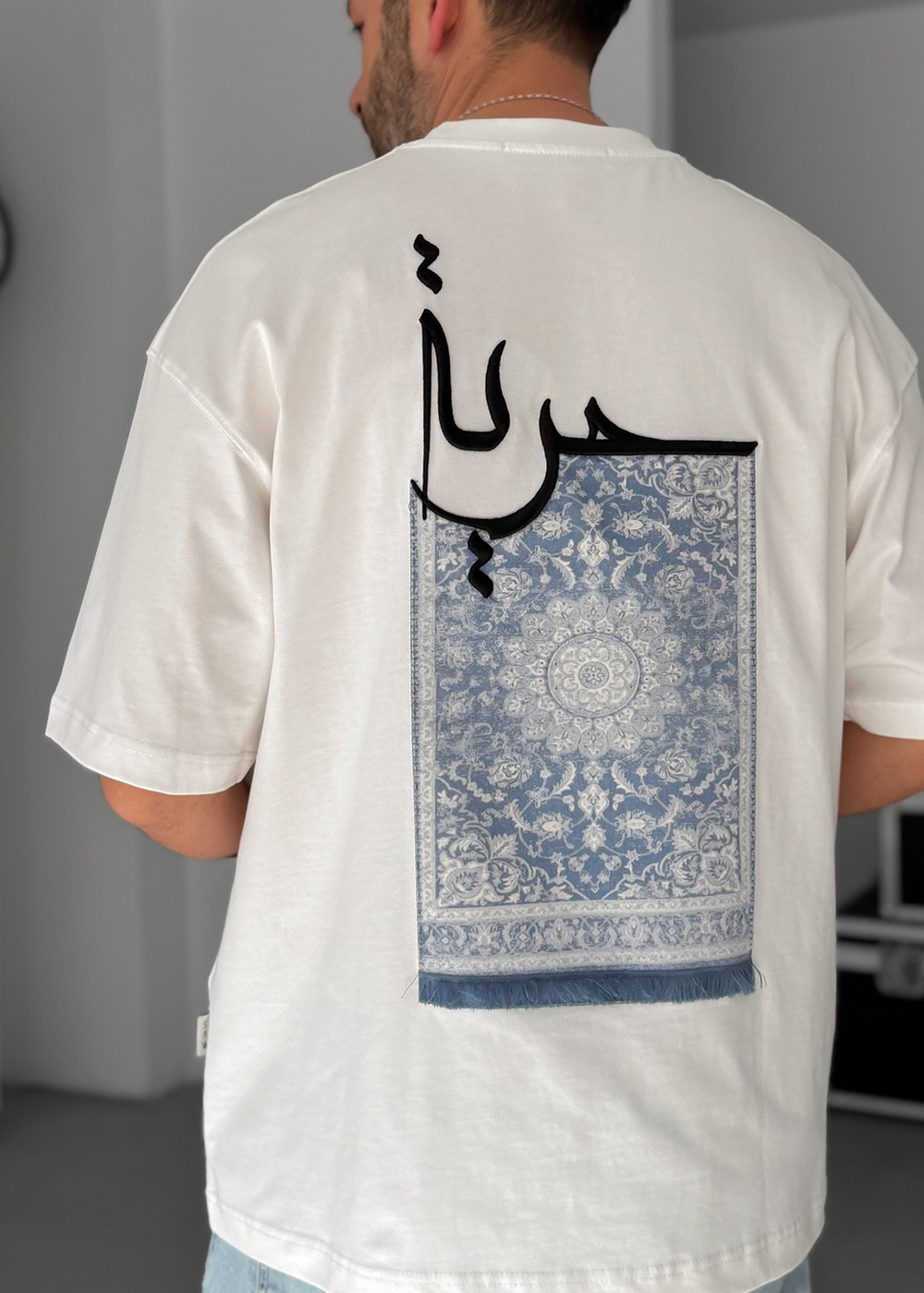 Oversized T-Shirt Hali Calligraphy – Λευκό