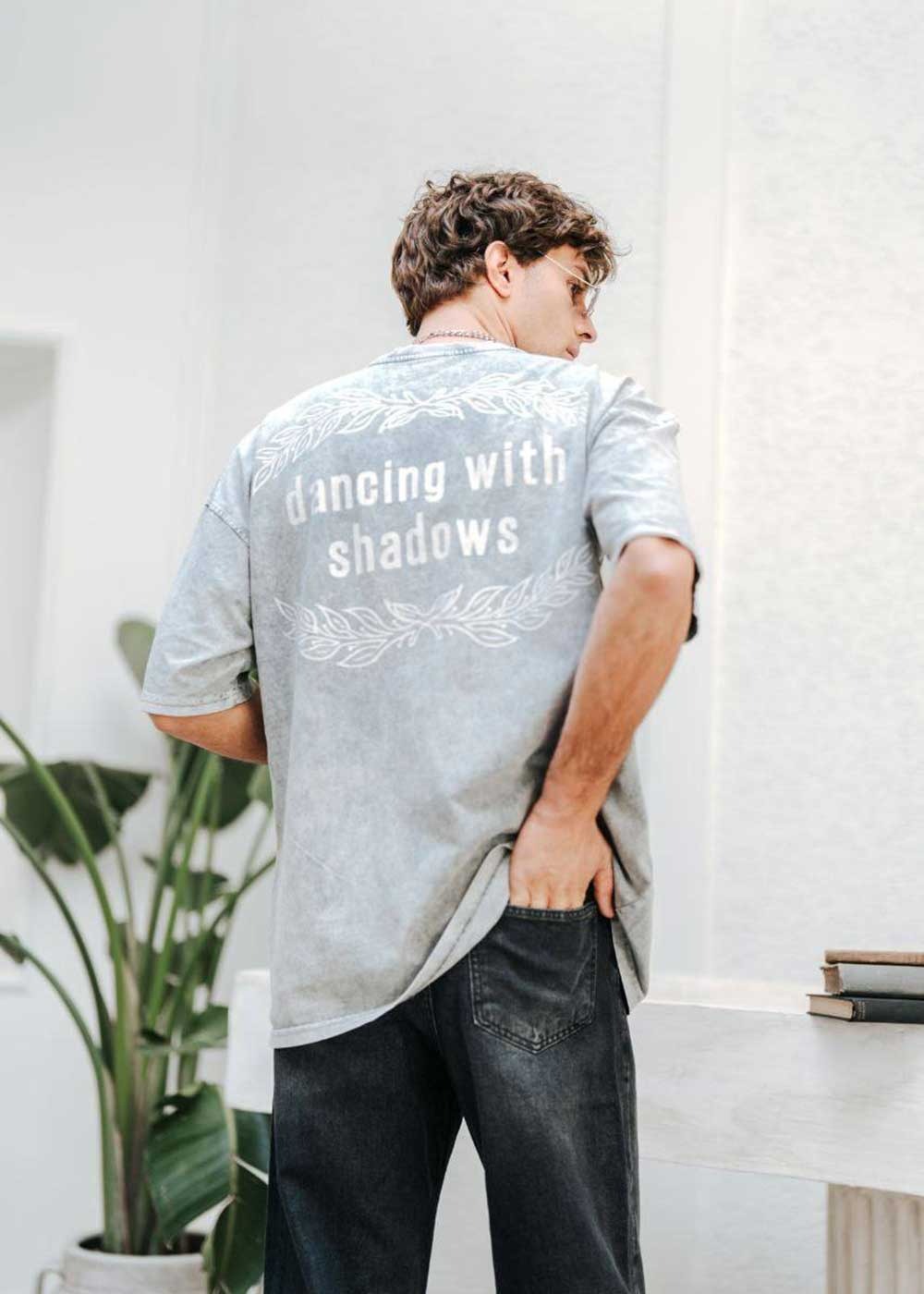 Dancing Wİth Shadows Oversized T-Shirt με Ξεβαμμένο Εφέ – Γκρι
