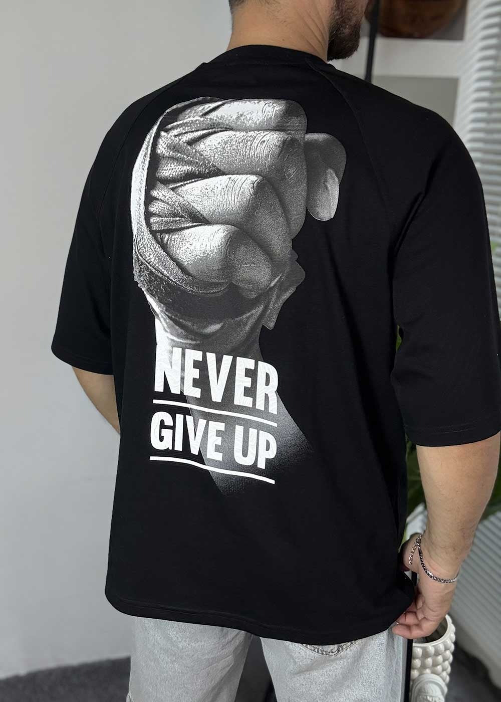 Oversized T-Shirt Never Give Up – Μαύρο