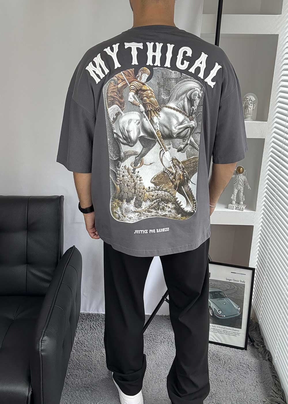 Mythical Oversized T-Shirt με Τύπωμα και Κεντημένο Λογότυπο – Ανθρακί