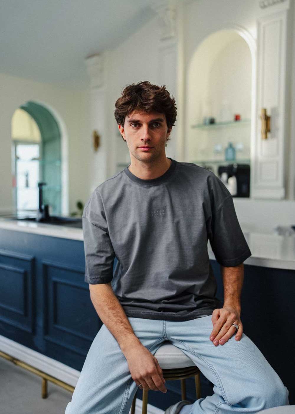Ρετρό Oversized T-Shirt με Γαλλική Επιγραφή και Ξεβαμμένο Εφέ – Σκούρο Γκρι – 2