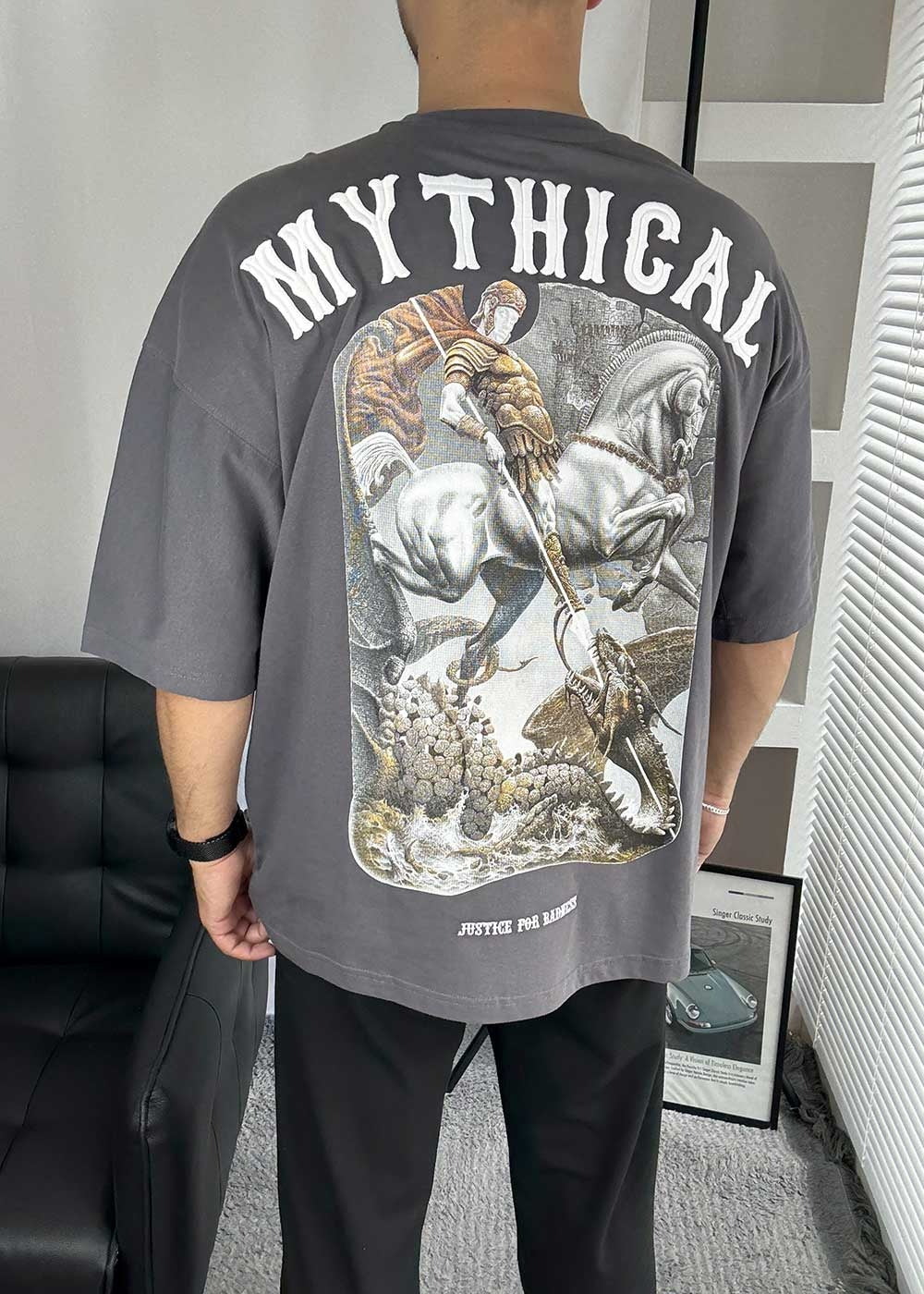 Mythical Oversized T-Shirt με Τύπωμα και Κεντημένο Λογότυπο – Ανθρακί – 2