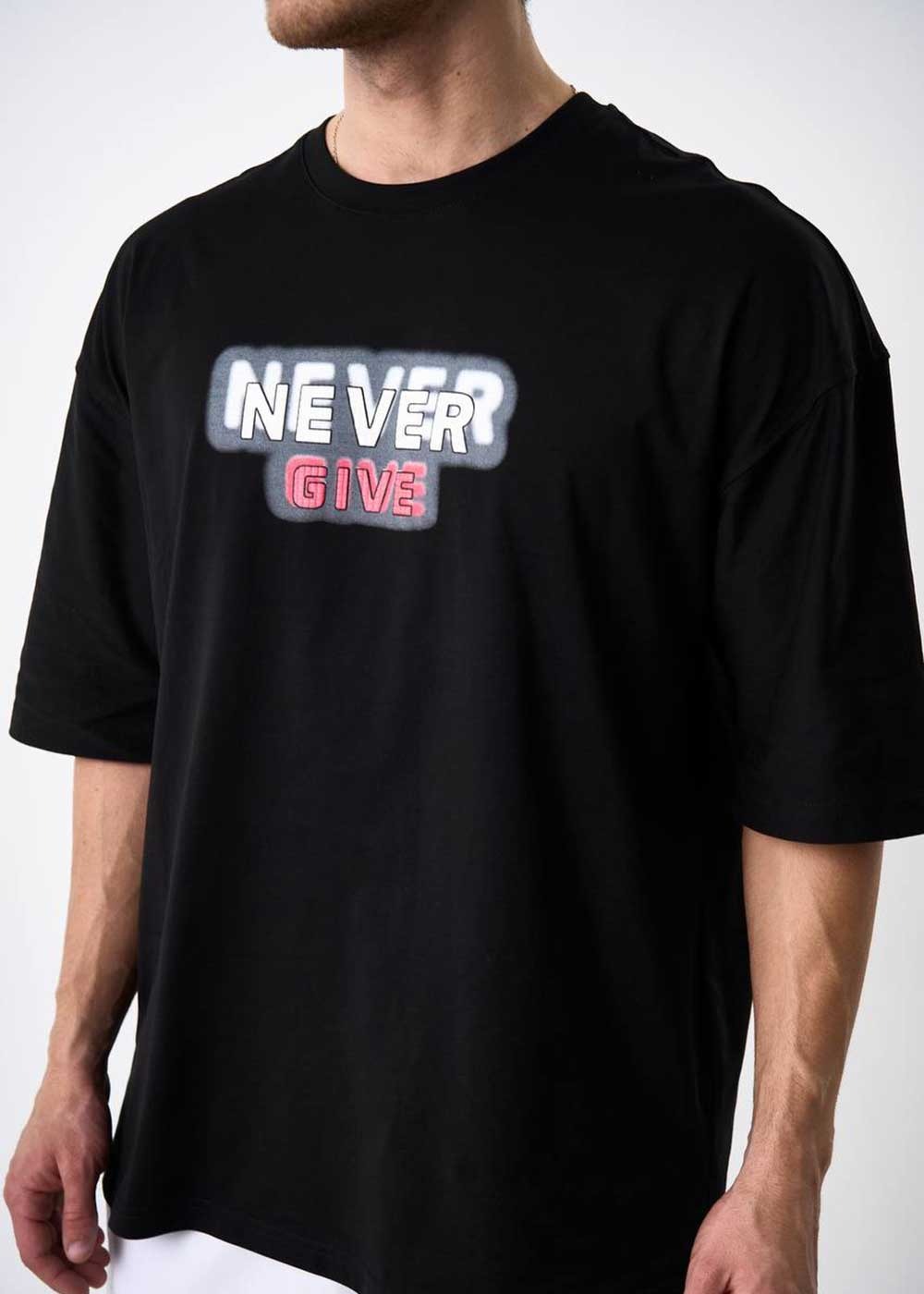 Oversized T-Shirt Never Give Up-Μαύρο – 2