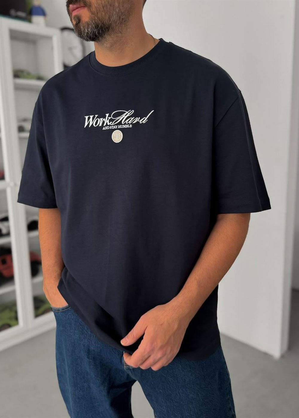 Oversized Old Money T-Shirt με Print Πλάτης – Μπλε Σκούρο – 2