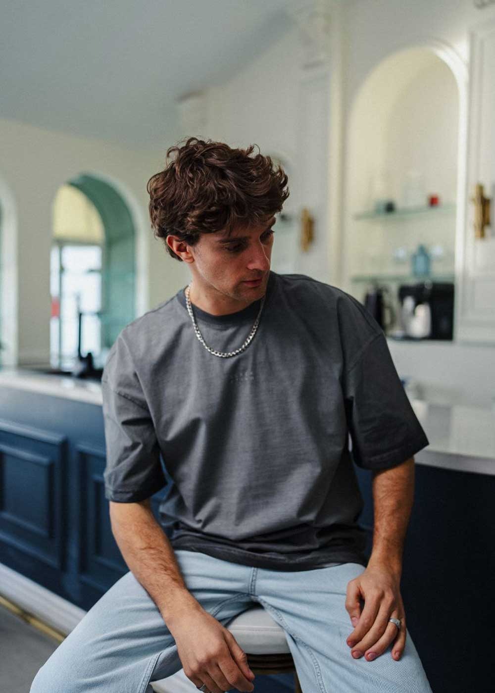 Ρετρό Oversized T-Shirt με Γαλλική Επιγραφή και Ξεβαμμένο Εφέ – Σκούρο Γκρι – 3