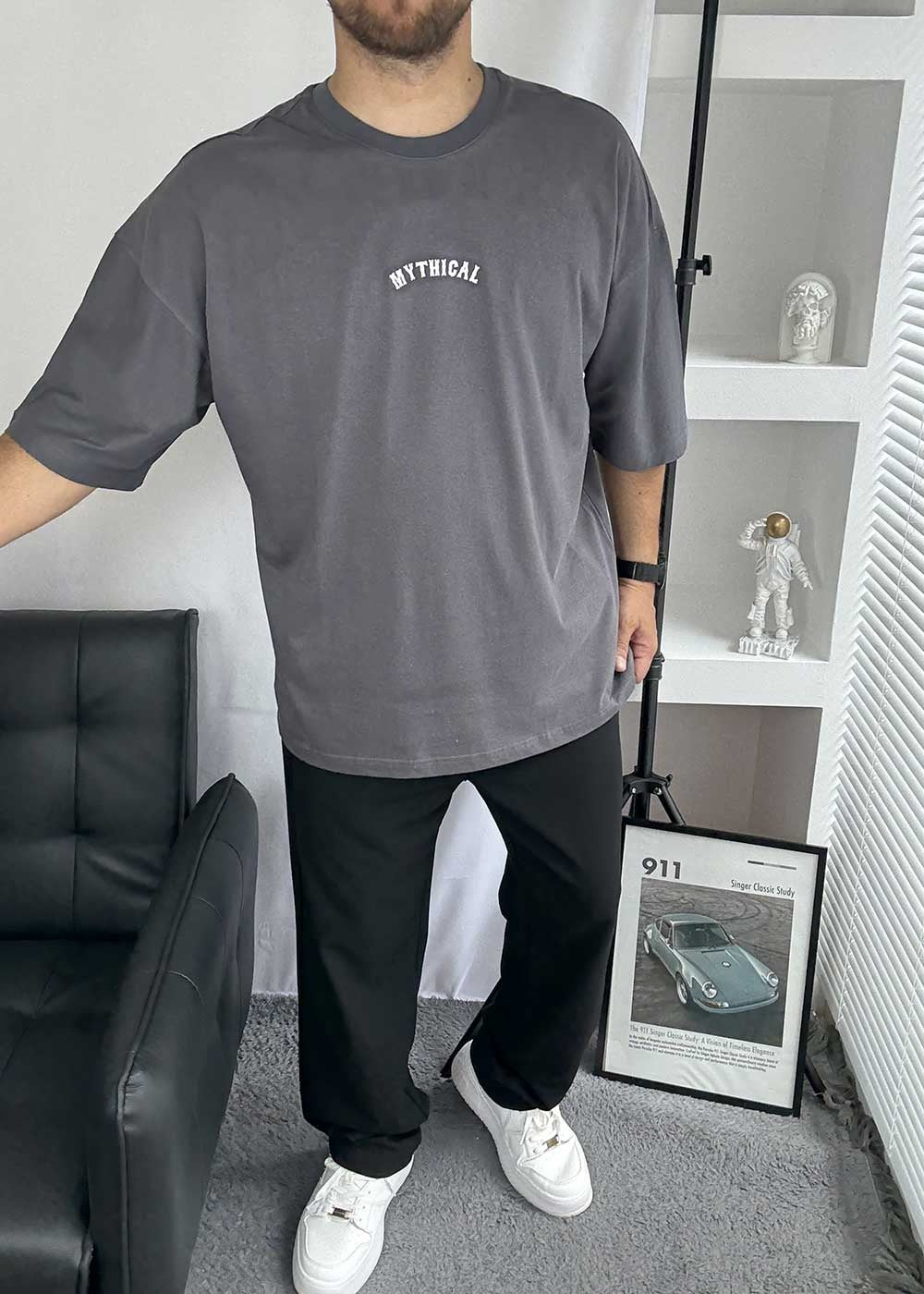 Mythical Oversized T-Shirt με Τύπωμα και Κεντημένο Λογότυπο – Ανθρακί – 3