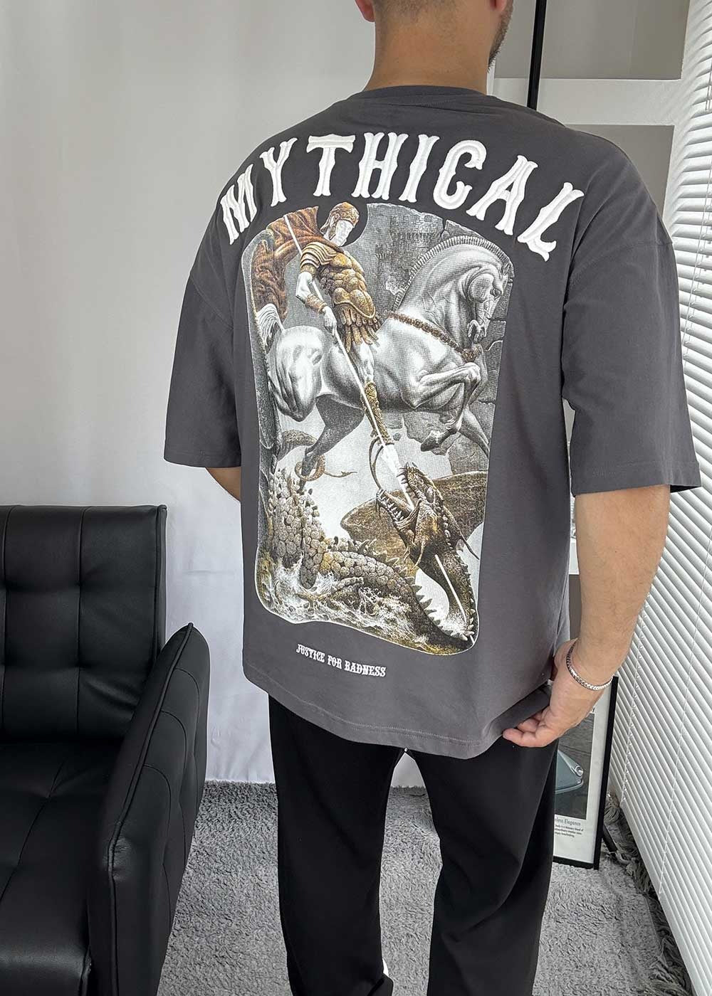 Mythical Oversized T-Shirt με Τύπωμα και Κεντημένο Λογότυπο – Ανθρακί – 4